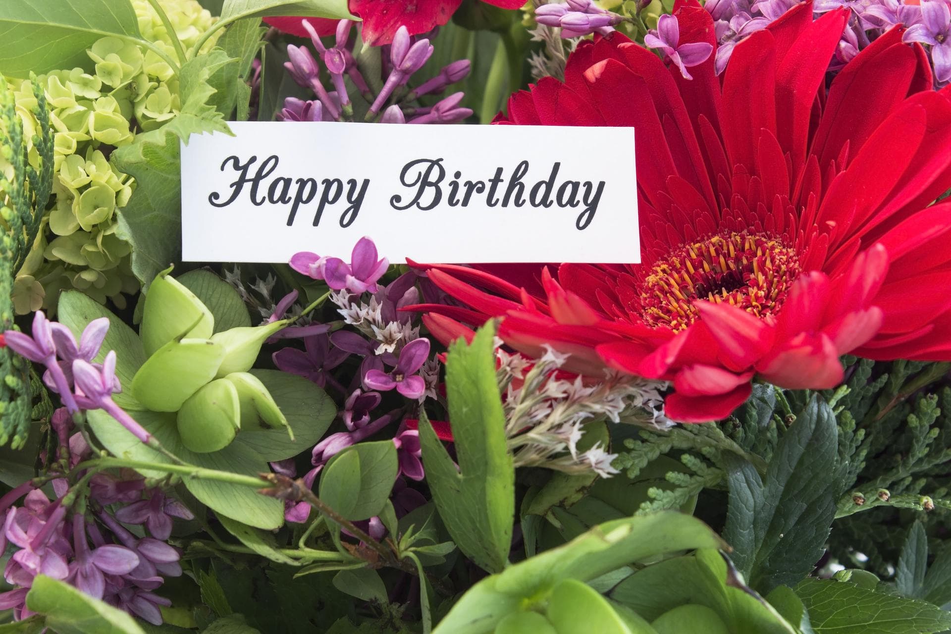 Des roses fraîches, des marguerites et d'autres fleurs font partie des nombreuses options que nous proposons pour les bouquets d'anniversaire. Peu importe où vous envoyez des fleurs d'anniversaire, vous pouvez être certain qu'elles seront accueillies avec le sourire par la personne qui les recevra.